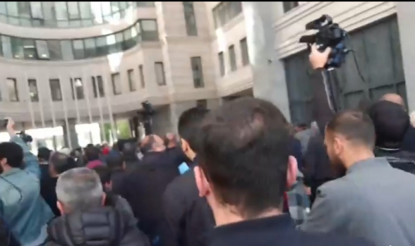 Ճեղքեցինք ոստիկանական պատը, շրջափակեցինք նախարարությունների մուտքերը